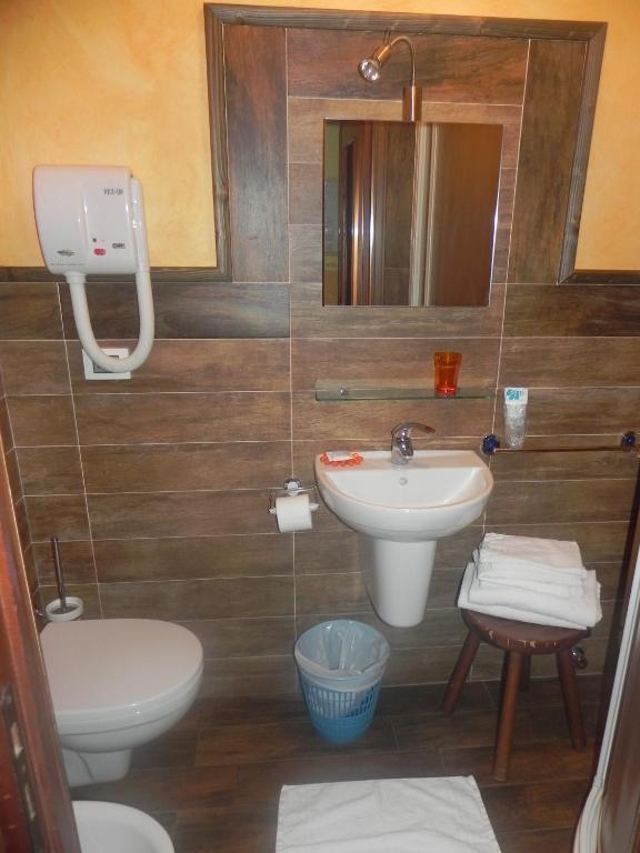 Hotel Trois Etoiles Entracque Room photo